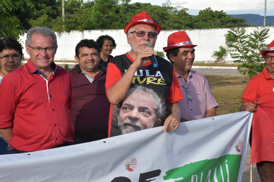 Antônio José Medeiros empunha microfone durante ato Lula Livre no Piauí